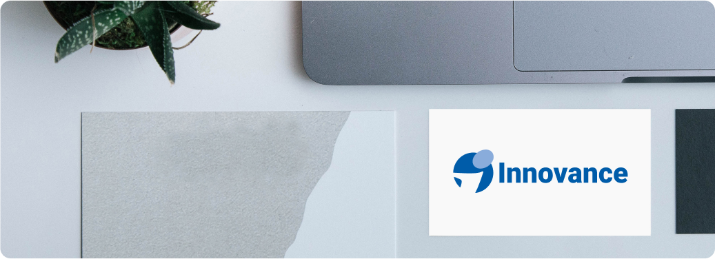 image d'un bureau montrant une plante, un ordinateur ainsi qu'une carte dotée du logo Innovance.